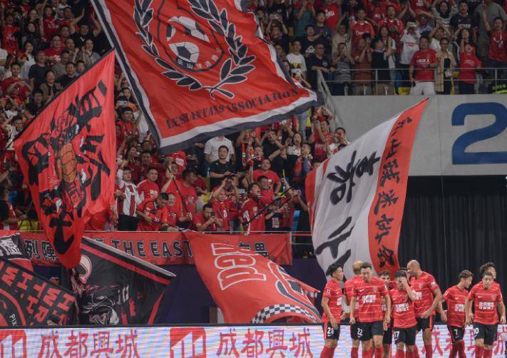 关于今夜斯图加特调整名单以备亚冠，豪取连胜环节打磨，压力陡增，轮换策略成焦点的信息